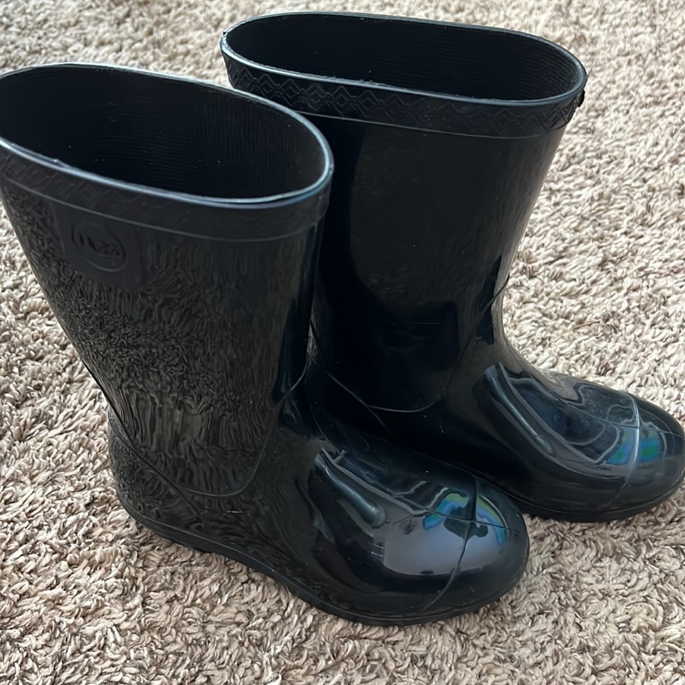 Black Ugg water boots